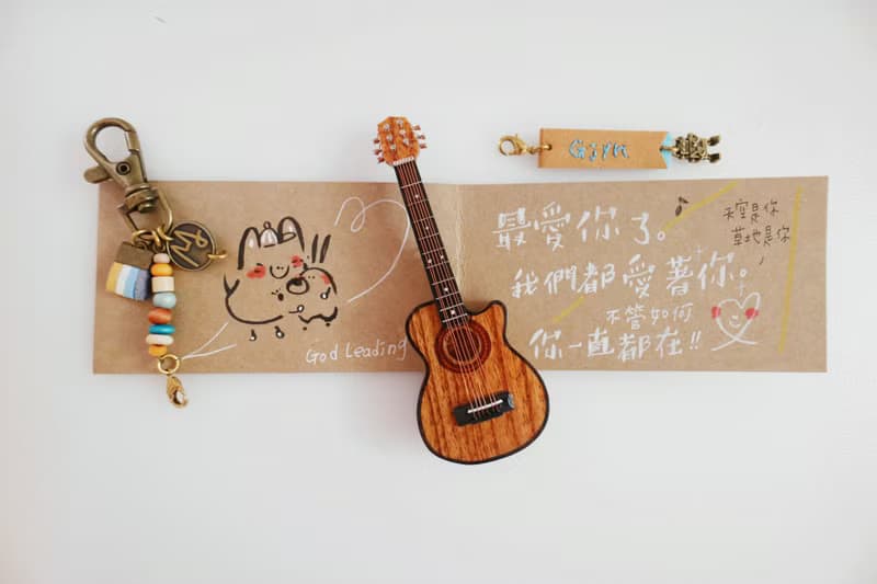 【木頭小吉他】溫潤 質樸 小吉他吊飾 演出順利 紀念日禮物