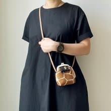 一隻長頸鹿塑膠口金迷你斜揹包/零錢包/黃/白