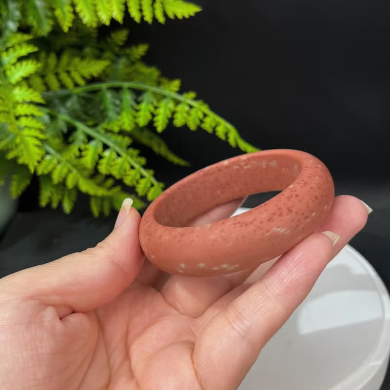 獨特 南紅瑪瑙伴生礦手鐲 54MM 啞光橘紅朱砂點 友善希望開朗積極