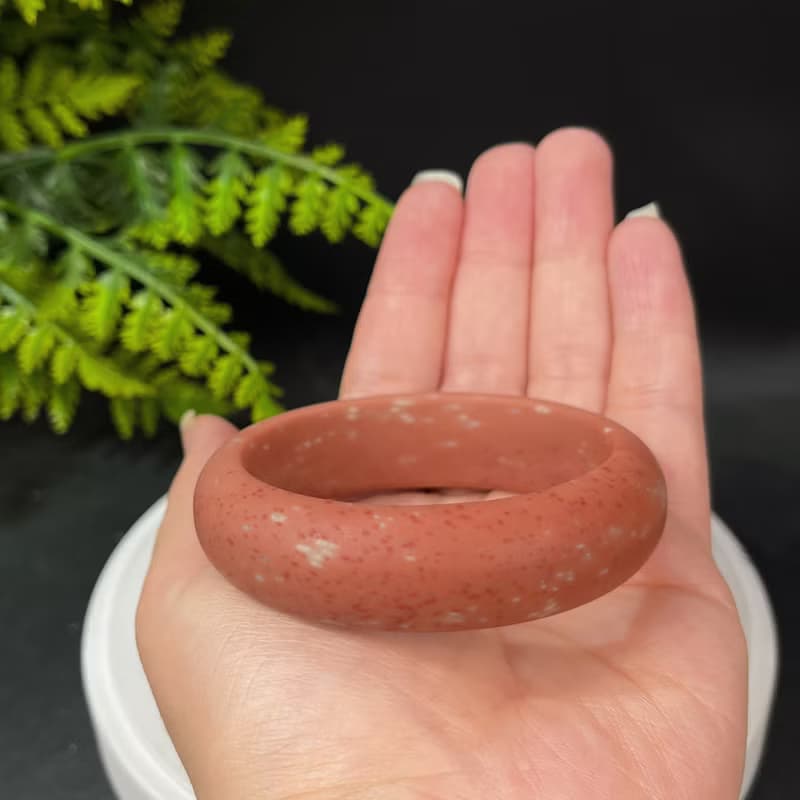 獨特 南紅瑪瑙伴生礦手鐲 54MM 啞光橘紅朱砂點 友善希望開朗積極