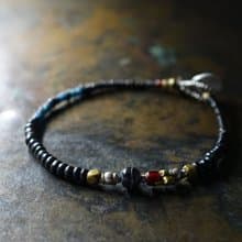 古代瑪瑙と血赤ホワイトハーツ、oldチンシルバーとoldオリッサブラス、漆黒とインディゴブルービーズのブレス