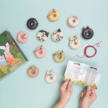 寫字版小動物收涎甜甜圈禮盒/附紅線收涎吉祥話小卡/12顆入