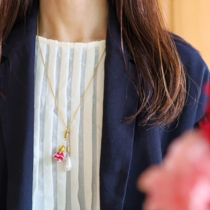 母の日にも　カーネーションのY字ネックレス　ロングネックレス