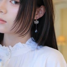 Nina | 繡球花 不對稱 | 美國製琉璃淚珠 Swarovski 珍珠耳環