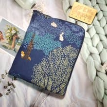 森林系列-日本設計師布藍底手繪森林樹L型拉鍊袋鋪棉電子書保護套