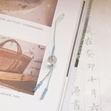 萬物晴朗與青。天然白水晶+六字真言經珠編織 背包掛繩手機鏈平安