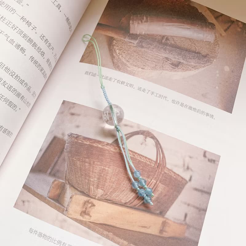 萬物晴朗與青。天然白水晶+六字真言經珠編織 背包掛繩手機鏈平安