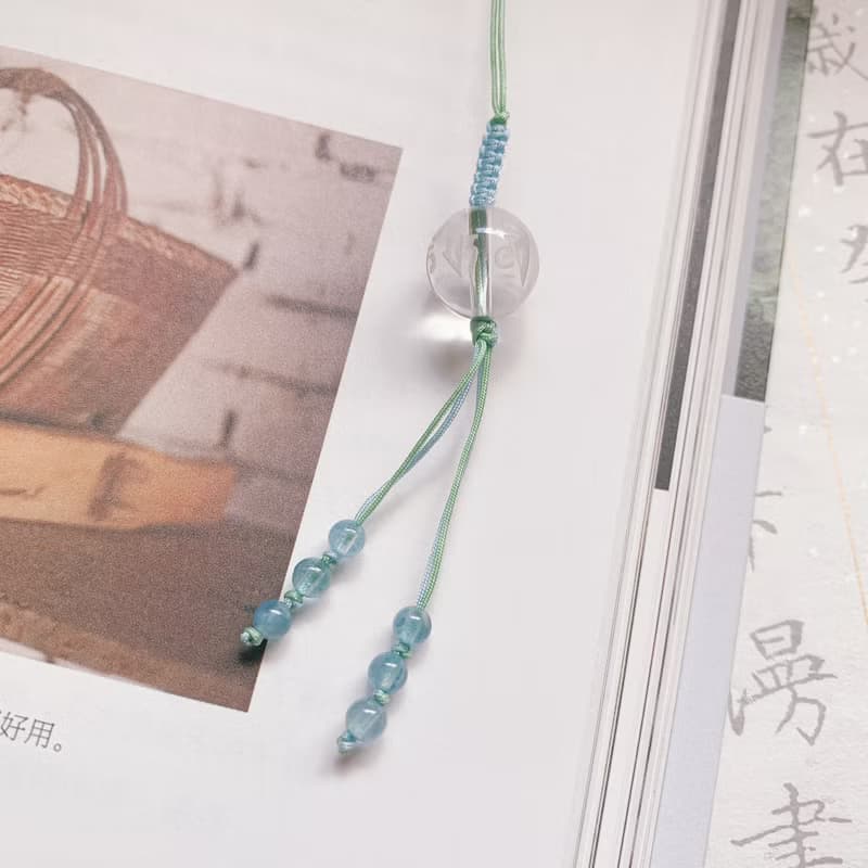 萬物晴朗與青。天然白水晶+六字真言經珠編織 背包掛繩手機鏈平安