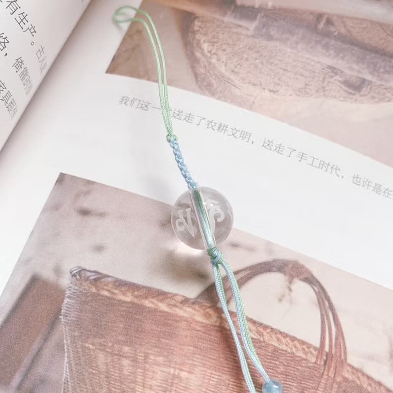 萬物晴朗與青。天然白水晶+六字真言經珠編織 背包掛繩手機鏈平安