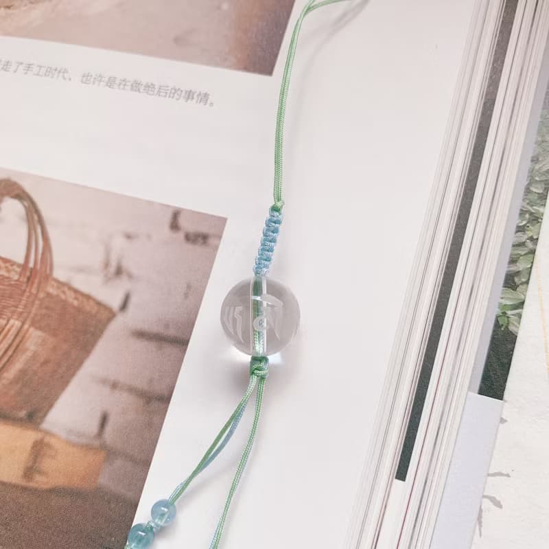 萬物晴朗與青。天然白水晶+六字真言經珠編織 背包掛繩手機鏈平安