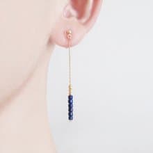 キューブラピスラズリとメタルビーズのロングチェーンイヤリング、ピアス