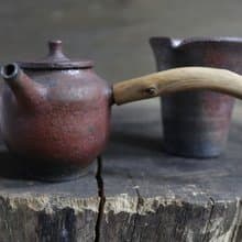 赤燼側把壺與勻杯組