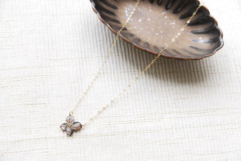 ４枚の花弁のお花のネックレス　黒１４kgf