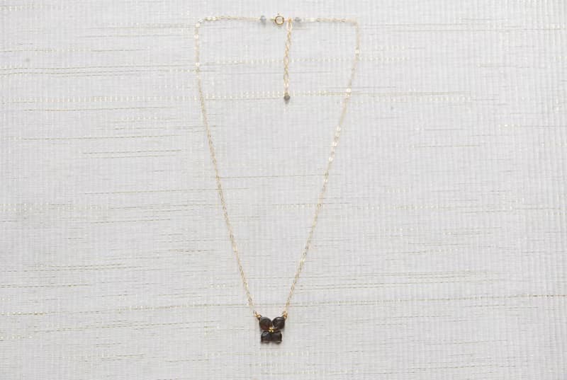 ４枚の花弁のお花のネックレス　黒１４kgf