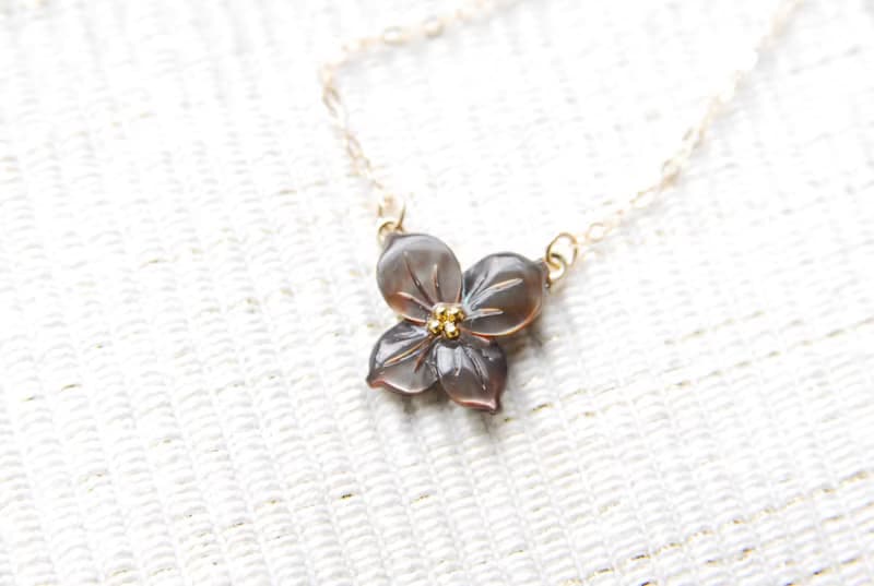４枚の花弁のお花のネックレス　黒１４kgf