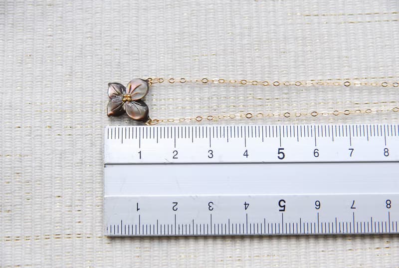 ４枚の花弁のお花のネックレス　黒１４kgf