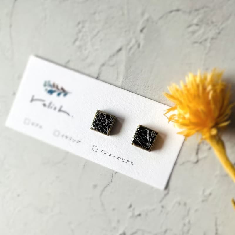 【再販】漆黒 ブラック 美濃焼 金継ぎ スクエア ピアス イヤリング ノンホールピアス シンプル シック モダン 和モダン 小ぶり 小さい 黒 ゴールド 金