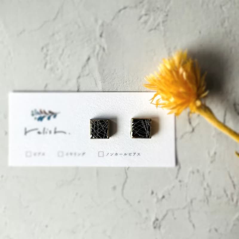 【再販】漆黒 ブラック 美濃焼 金継ぎ スクエア ピアス イヤリング ノンホールピアス シンプル シック モダン 和モダン 小ぶり 小さい 黒 ゴールド 金