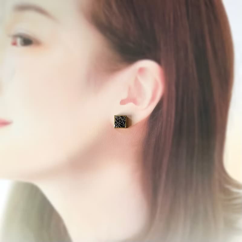 【再販】漆黒 ブラック 美濃焼 金継ぎ スクエア ピアス イヤリング ノンホールピアス シンプル シック モダン 和モダン 小ぶり 小さい 黒 ゴールド 金