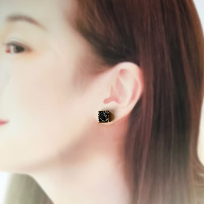 【再販】漆黒 ブラック 美濃焼 金継ぎ スクエア ピアス イヤリング ノンホールピアス シンプル シック モダン 和モダン 小ぶり 小さい 黒 ゴールド 金