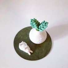 紀之川。仿真黏土多肉植物_白瓷刻紋瓶