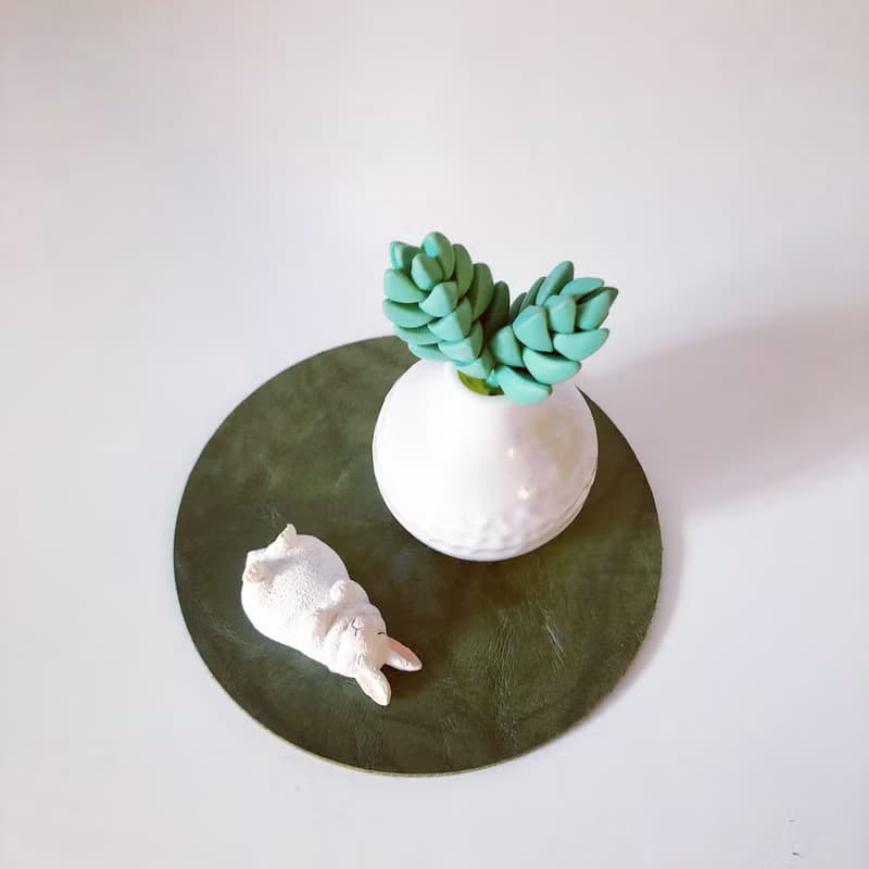 紀之川。仿真黏土多肉植物_白瓷刻紋瓶