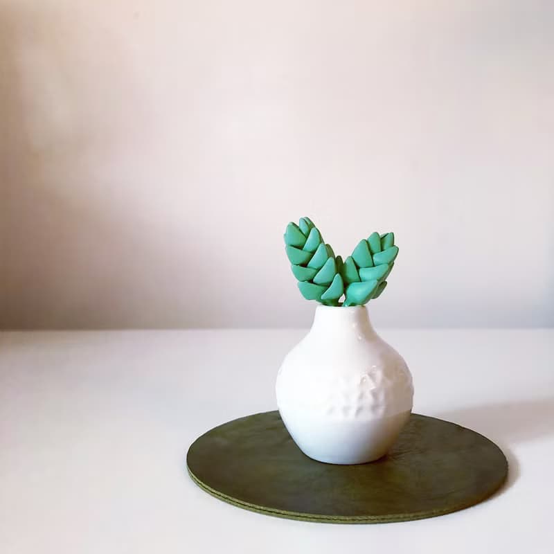 紀之川。仿真黏土多肉植物_白瓷刻紋瓶