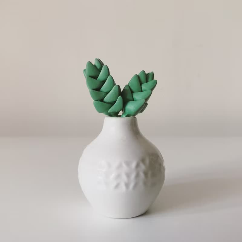 紀之川。仿真黏土多肉植物_白瓷刻紋瓶