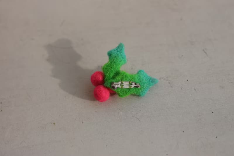 羊毛氈冬青別針 螢光紅 聖誕禮物 交換禮物 現貨款 可直接下標