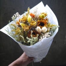陽光耀眼.朝陽黃色系. 畢業教師乾燥花束