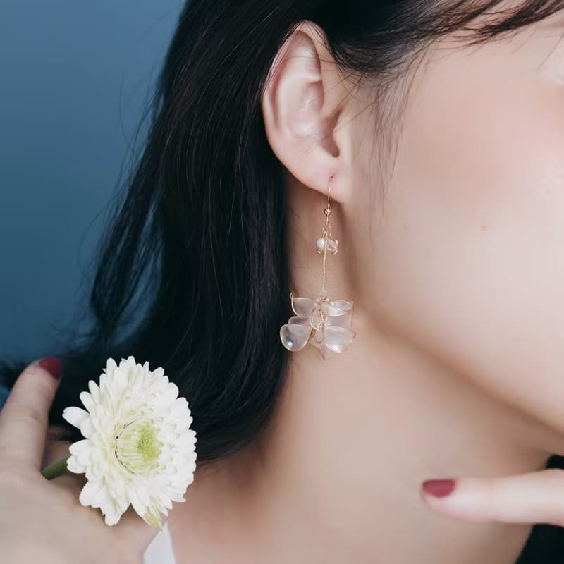 【極光-銀雪白】垂墜耳環 | 水晶花飾品