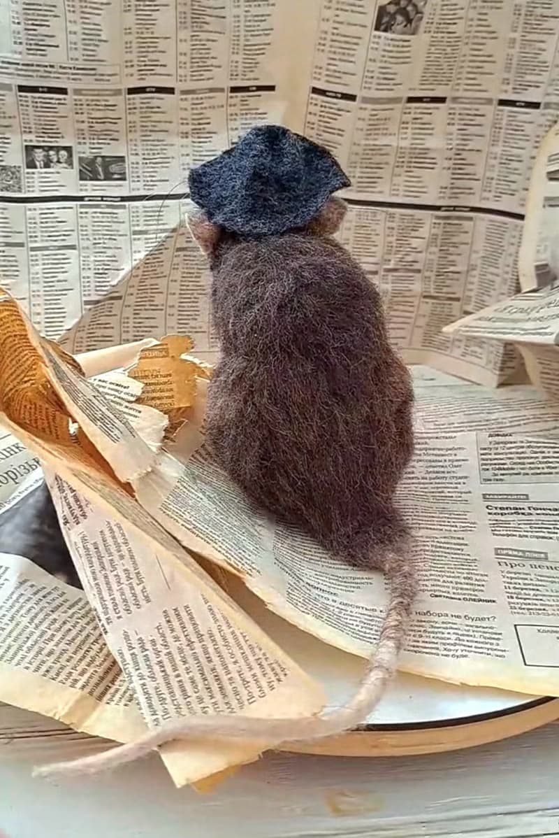 作者的玩偶用羊毛氈製成的灰鼠雕塑