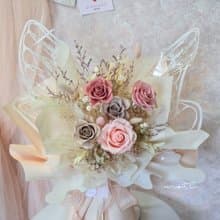 厄瓜多永生玫瑰蝴蝶大花束(粉奶茶色系) 七夕 情人節 求婚花束