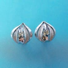 Vintage Jewelry 西洋古董飾品 TRIFARI 小巧 銀色栗子 夾式耳環