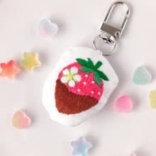 チョコがけいちごの刺繍キーホルダー