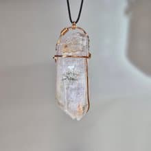 •淡淡的• 紫白骸骨水晶 水晶原礦吊墜 手作金屬繞線