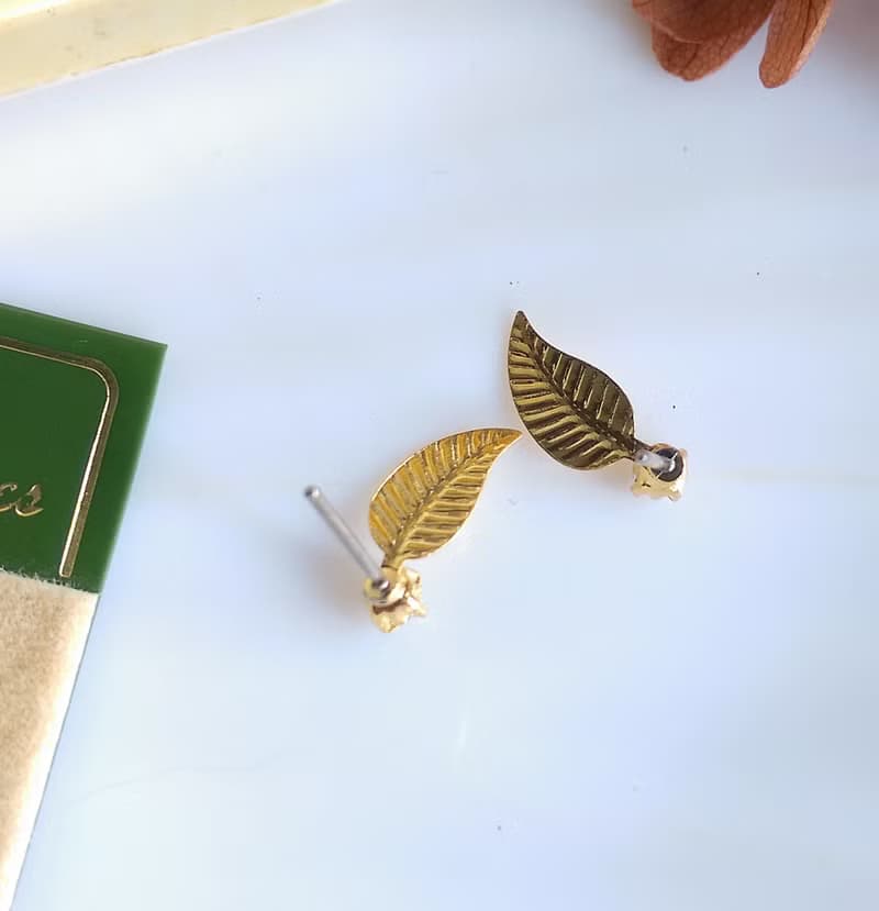 Vintage Jewelry 西洋古董飾品 金色調 小巧 精緻小葉子 針式耳環