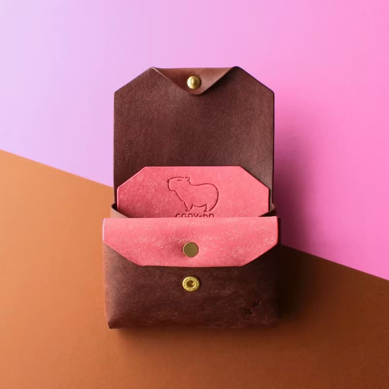 カピバラデザインのコンパクト財布　ダークブラウン×ピンク  皮夾 牛皮 皮革 錢包 銀包 手作