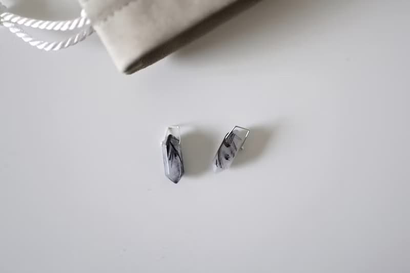 黒髪晶雙尖柱純銀細蛇項鍊