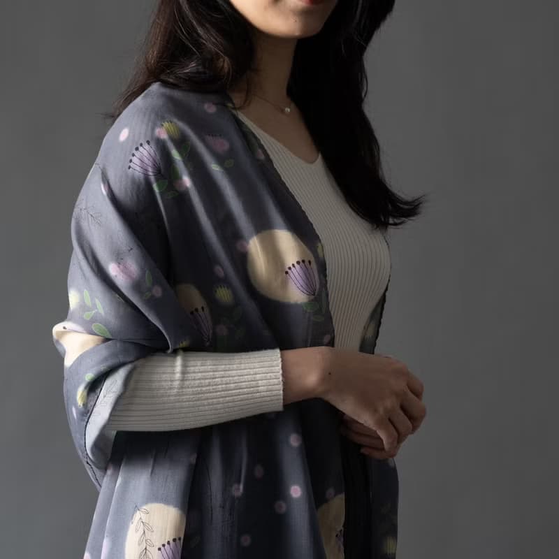 VIVI Chou - 神秘花語插畫長條絲巾 - 灰黑色
