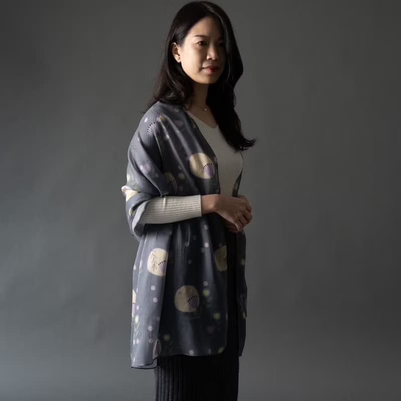 VIVI Chou - 神秘花語插畫長條絲巾 - 灰黑色