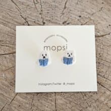 本を読むしろくま　刺繍ピアス/イヤリング