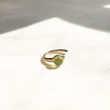 １粒宝石質ペリドットのイヤーカフ August Birthstone