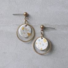 垂墜式貝殼碎片皮革耳飾 - 皮革耳環 / 黃銅耳環 / 耳針耳夾