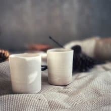 桌上的白瓷糖霜 / 粉彩潑墨喫茶對飲杯