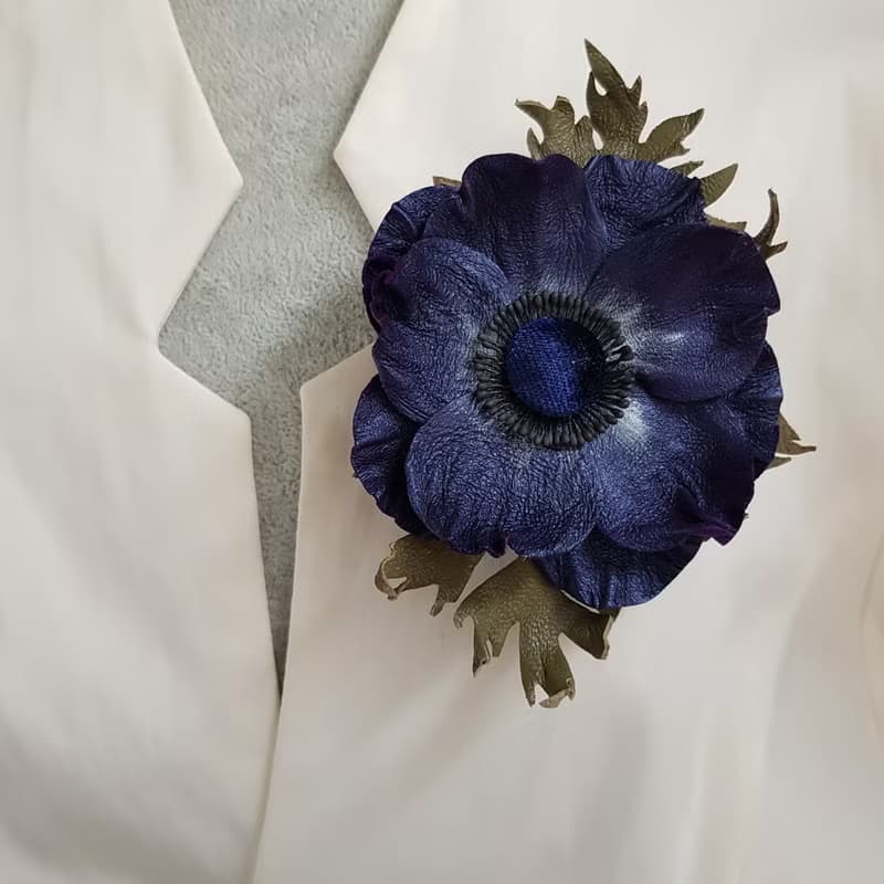 皮革胸針 Dark blue leather brooch for her Leather women's jewelry