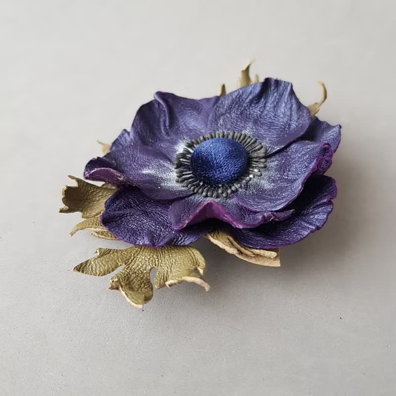 皮革胸針 Dark blue leather brooch for her Leather women's jewelry