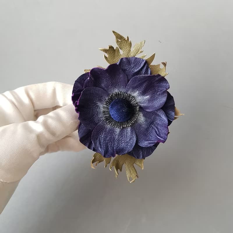 皮革胸針 Dark blue leather brooch for her Leather women's jewelry
