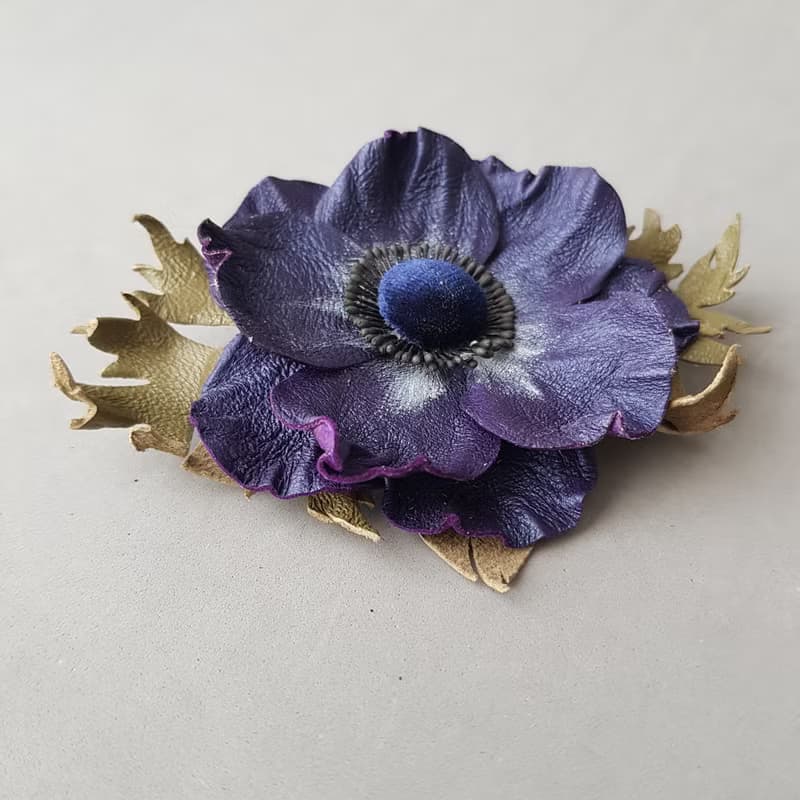 皮革胸針 Dark blue leather brooch for her Leather women's jewelry