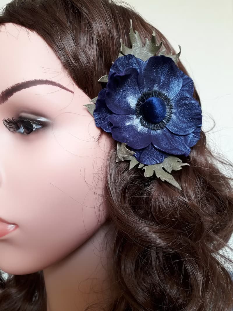 皮革胸針 Dark blue leather brooch for her Leather women's jewelry